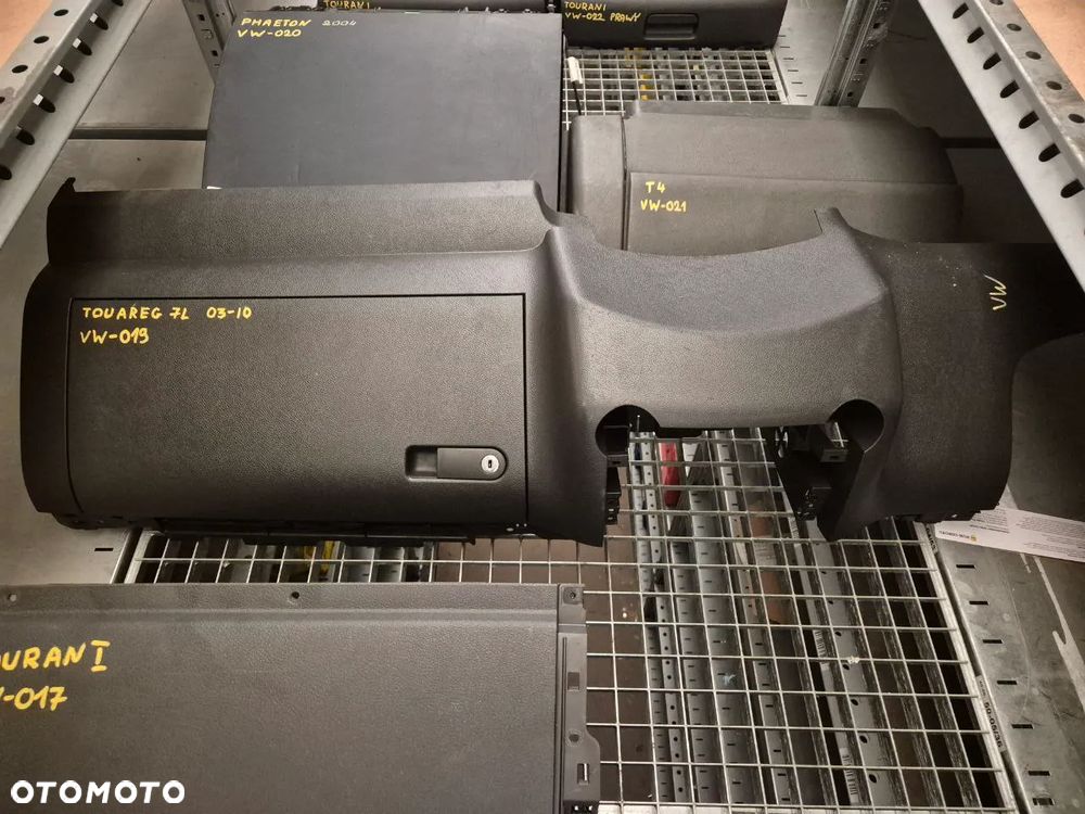 VOLKSWAGEN PORSCHE SCHOWEK PASAŻERA, ŚRODKOWY, KIEROWCY. - 11