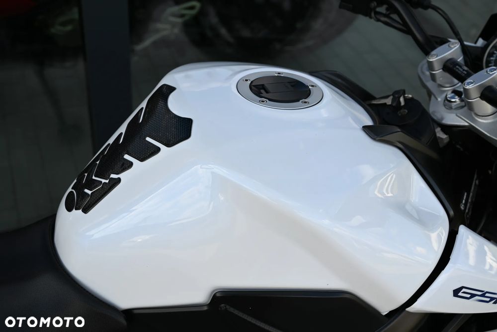 Suzuki GSR - 34