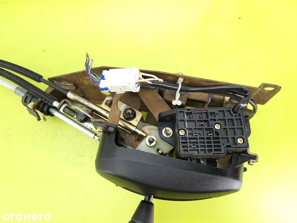 Mechanizm zmiany biegów lewarek Mitsubishi Carisma II 1999-2004 1.8 GDI - 4