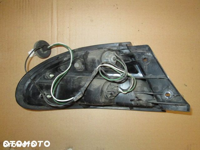 LAMPA TYLNA MAZDA 323F 94-98 PRAWA - 2