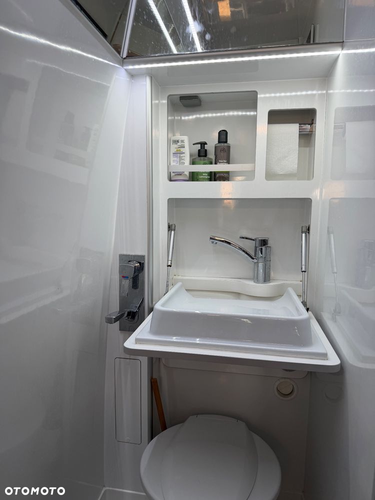 Globe-Traveller Voyager X - 17