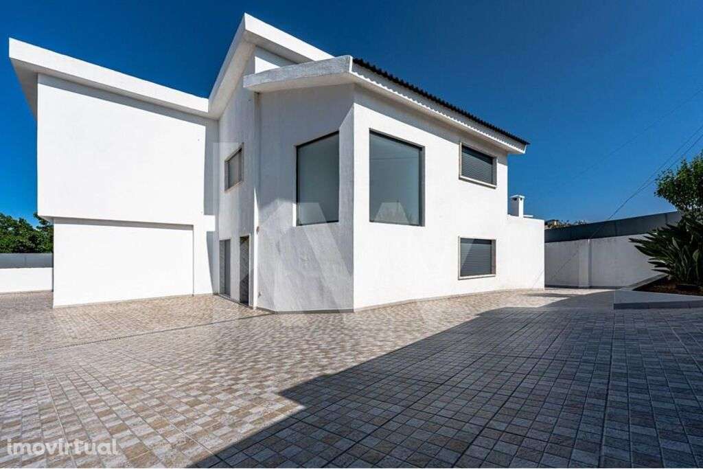 Moradia T5+3 de arquitetura contemporânea renovada num Lote de 650 m2 - Grande imagem: 2/53