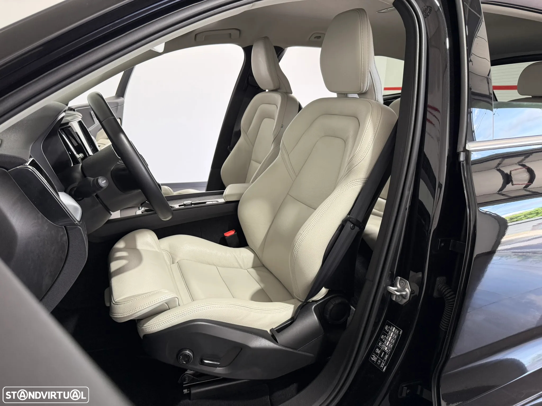 Volvo XC 60 2.0 D4 Momentum Plus - 32