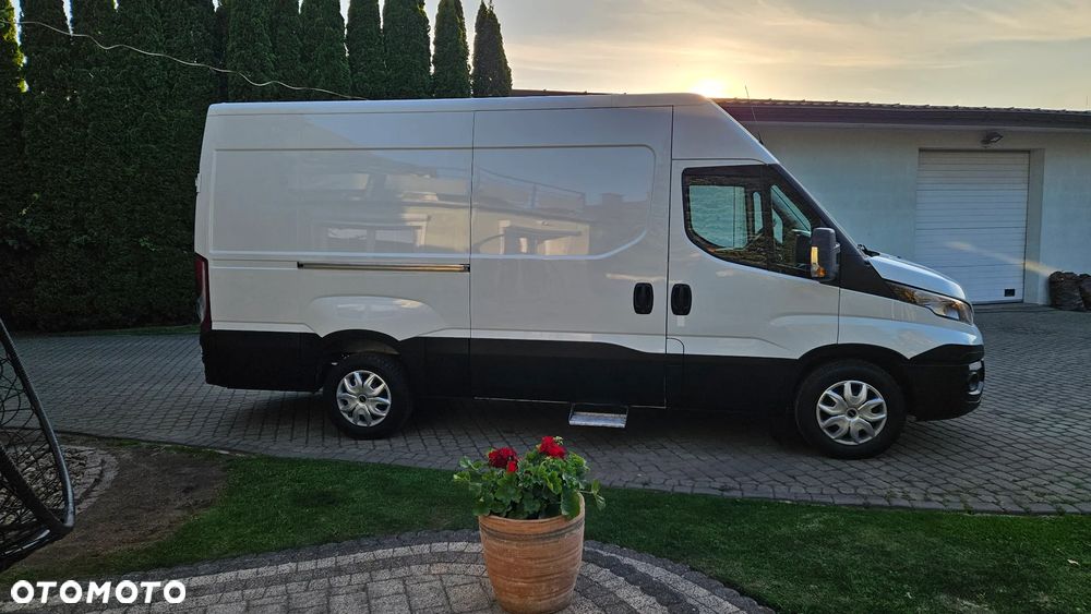 Iveco Daily 35S17 3,0D 170KM I Właściciel L2H2 Średniak Hak 3,5T Webasto Klima Fotel Bujany - 6