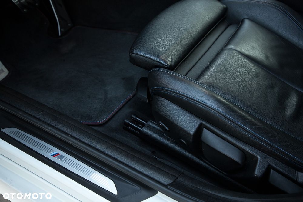 BMW 3GT 330i xDrive M Sport - 16