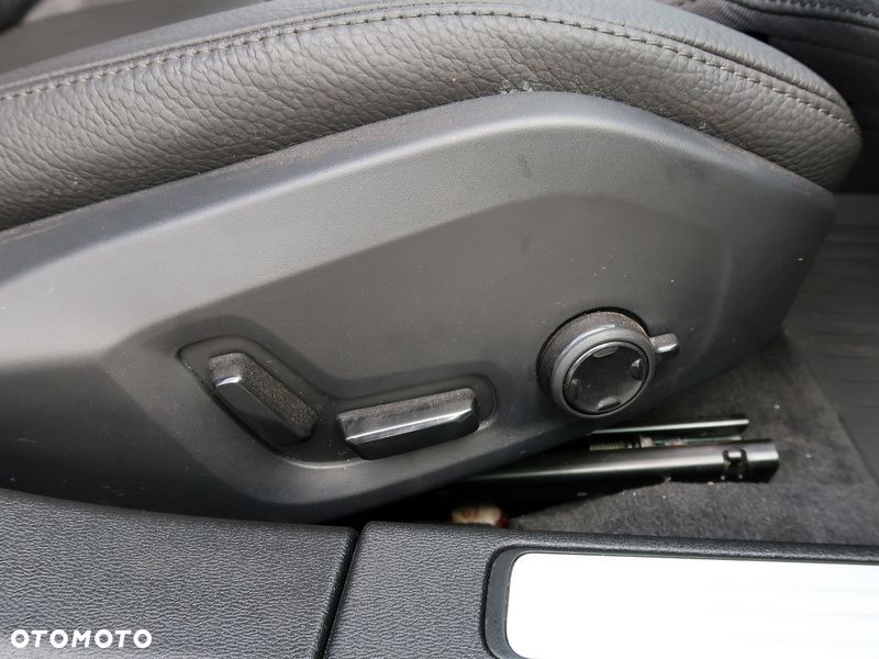 Volvo V60 T6 AWD Plug-In Hybrid Plus Dark - 19