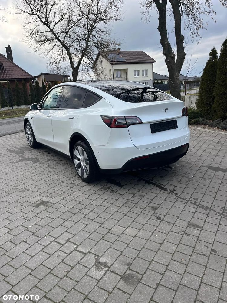 Tesla Model Y - 8
