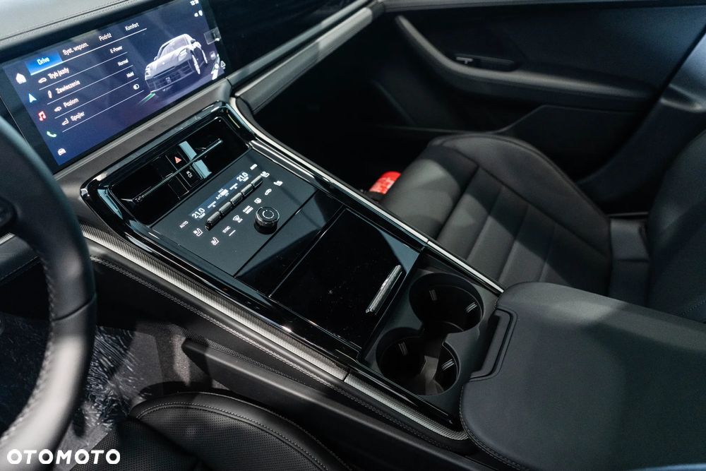 Porsche Panamera 4 E-Hybrid PHEV - 22