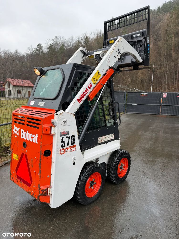 Bobcat S70 Mini-ładowarka 4x4 wózek terenowy. Łyżka widły. Kabina ogrzewana pełne szkło + drzwi ! aktualne serwisy DEKRA. Dokumentacja. silnik Kubota 3cyl. Maszyna Jak Nowa z Salonu! Pochodzi z Norweskiego Gospodarstwa! 2019 rok 715 mtg! Zero luzów i wycieków. Bardzo mocna i wydajna maszyna o małych gabarytach! Wąskie koła. Idealna do stajni. OKAZJA TANIO - 4