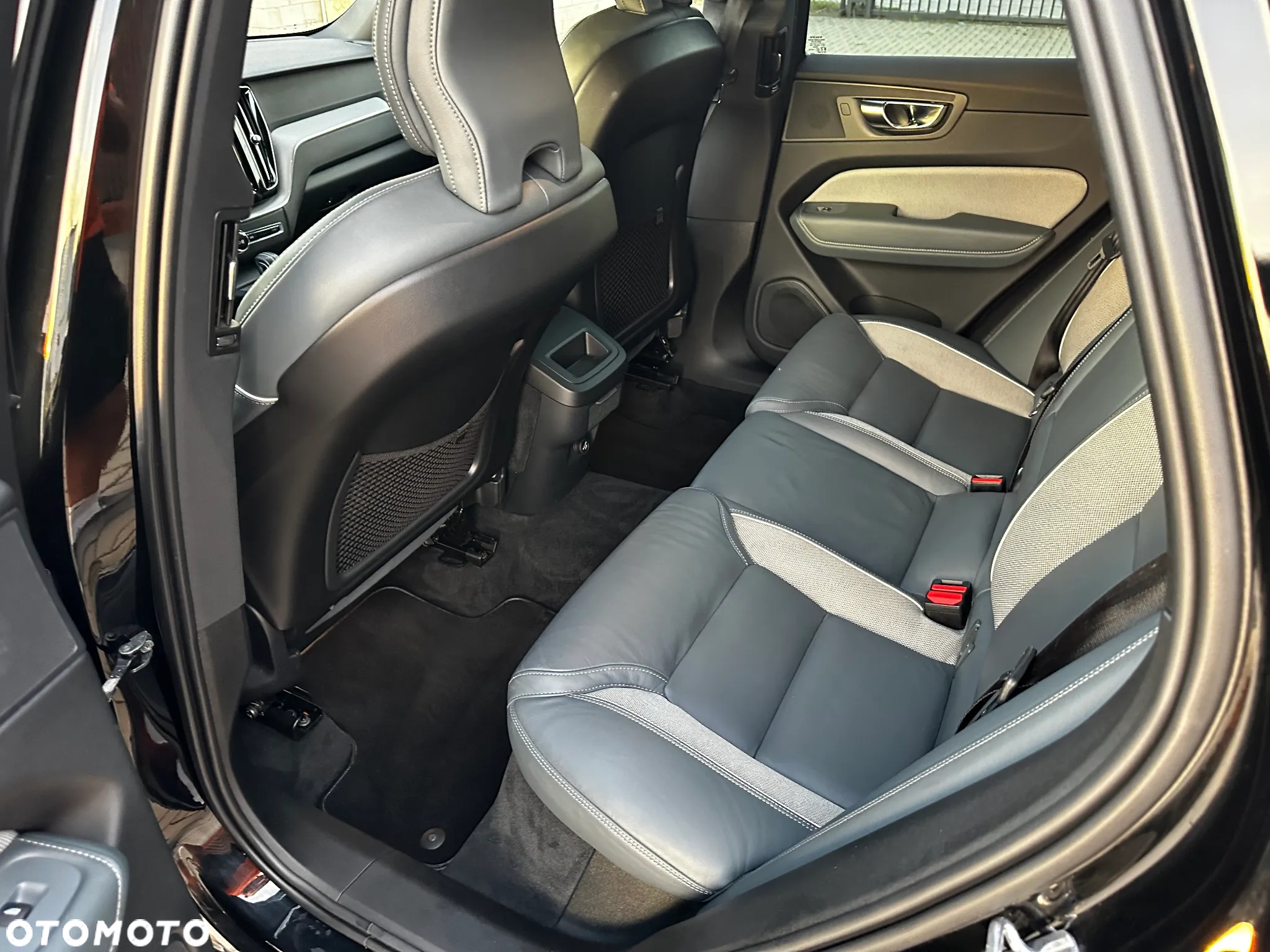 Volvo XC 60 B4 D AWD R-Design - 23