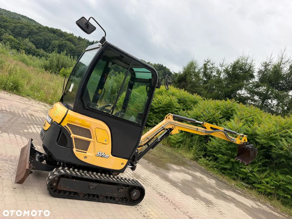 Yanmar SV18 Koparka Gąsienicowa 2 tony. Długie ramię PLUS. Szybkozłącze plus łyżka kopiąca. Rozsuwane Hydr. podwozie! Sprowadzona z Gospodarstwa Norweskiego! Maszyna jak Nowa z Salonu! 2017 rok. 1200 mtg! Gąsienice bez zużycia jak Nowe! szybka wolna jazda. Ani deka luzów i wycieków. OKAZJA Dodatkowe sekcje Hydrauliczne pod młot i wiertnice. Fabryczny lakier na podzespołach! Zebatki w pięknym stanie. Ogrzewana wentylowana Kabina. OKAZJA TANIO - 4
