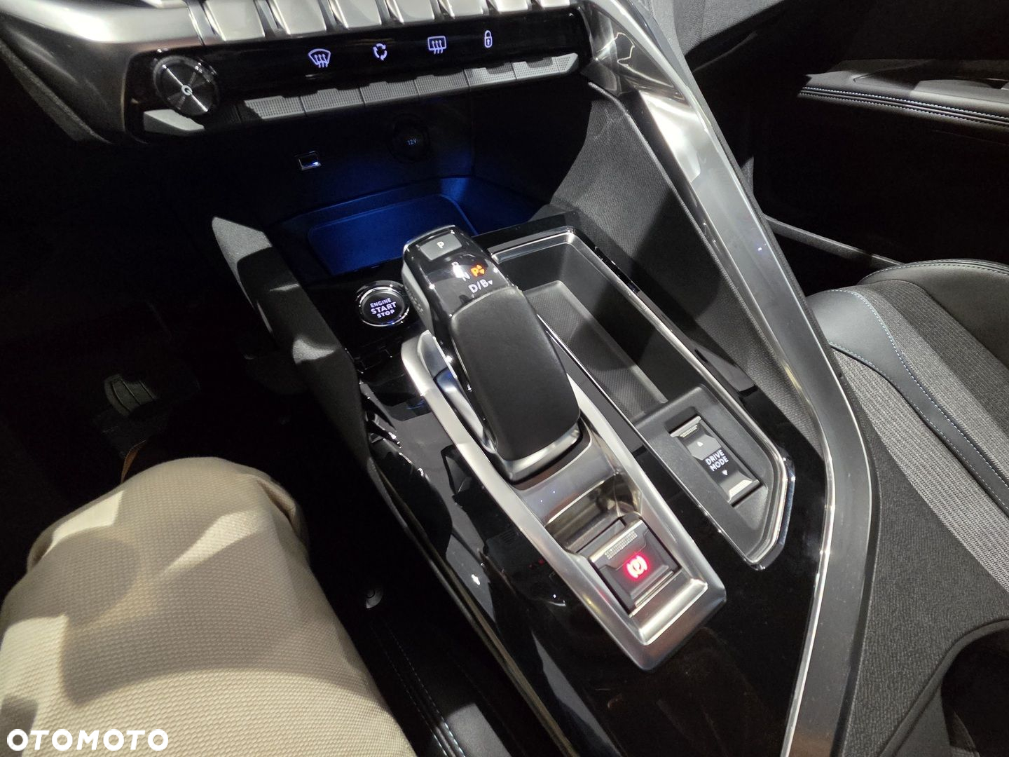 Peugeot 3008 1.6 PureTech Hybrid PHEV Allure S&S EAT8 - 24