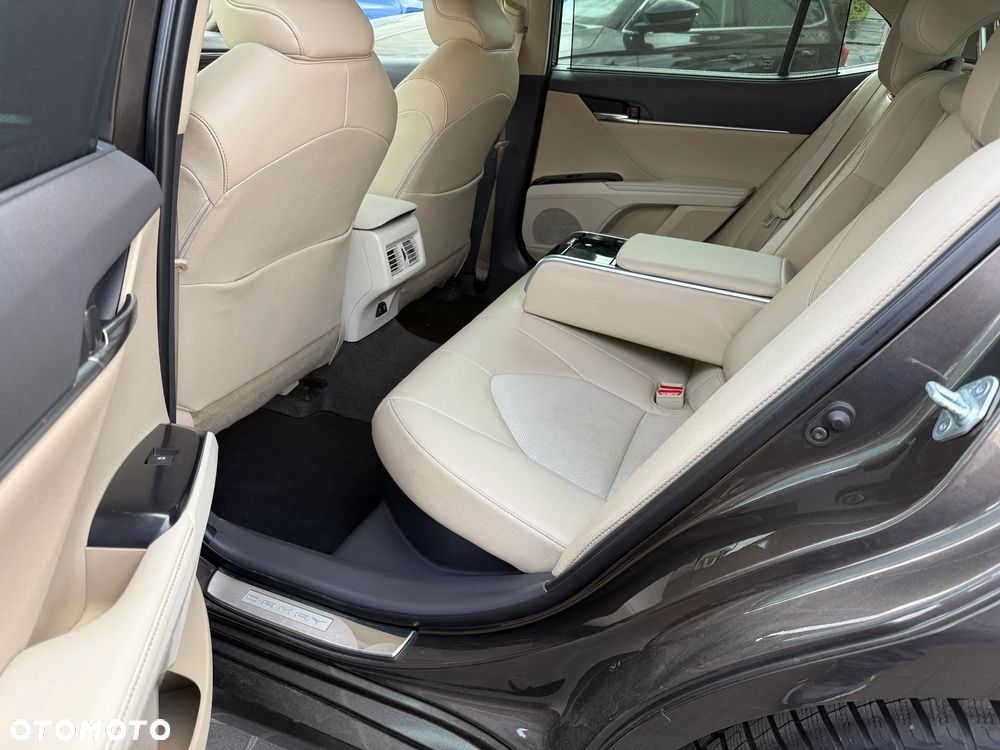 Toyota Camry 2.5 Hybrid Executive CVT - 18