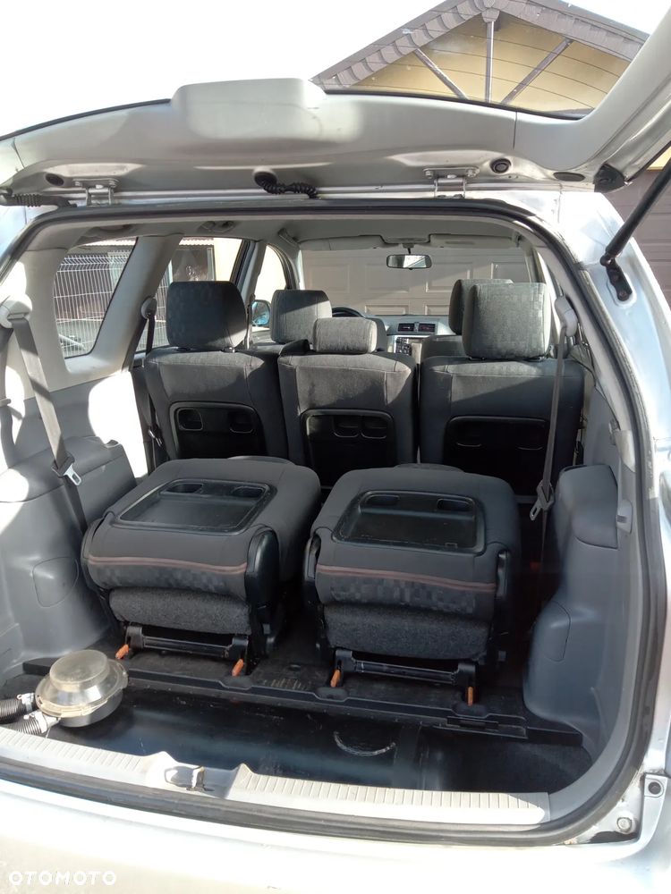 Toyota Avensis Verso - 7