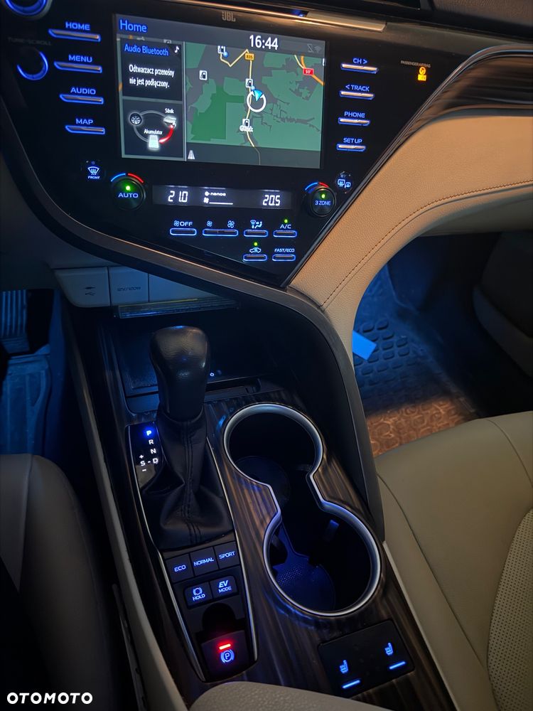 Toyota Camry 2.5 Hybrid Prestige CVT - 2