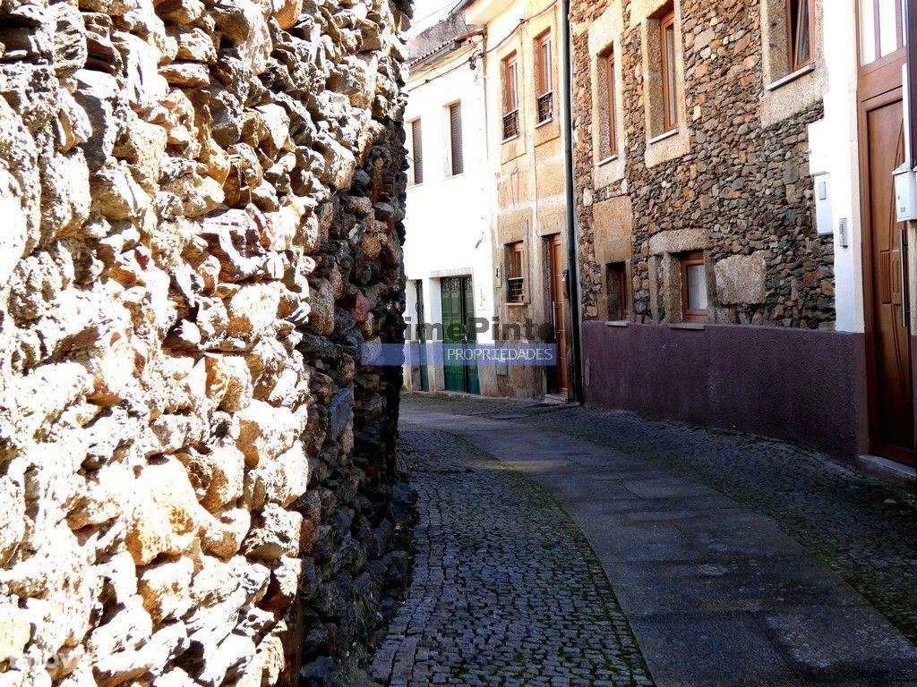 Ruína e terreno para construção de edifício de R/chão e 3 pisos, TU... - Grande imagem: 4/9