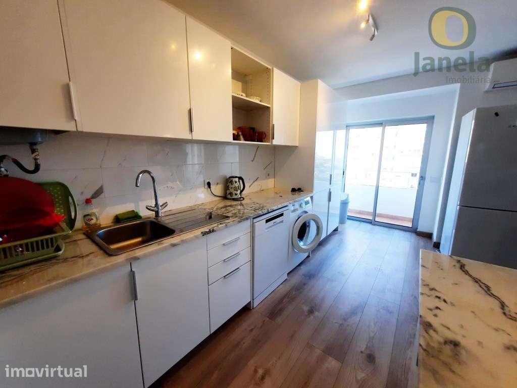 T2 na Avenida 5 de Outubro, com ampla varanda com vista mar - Grande imagem: 2/18