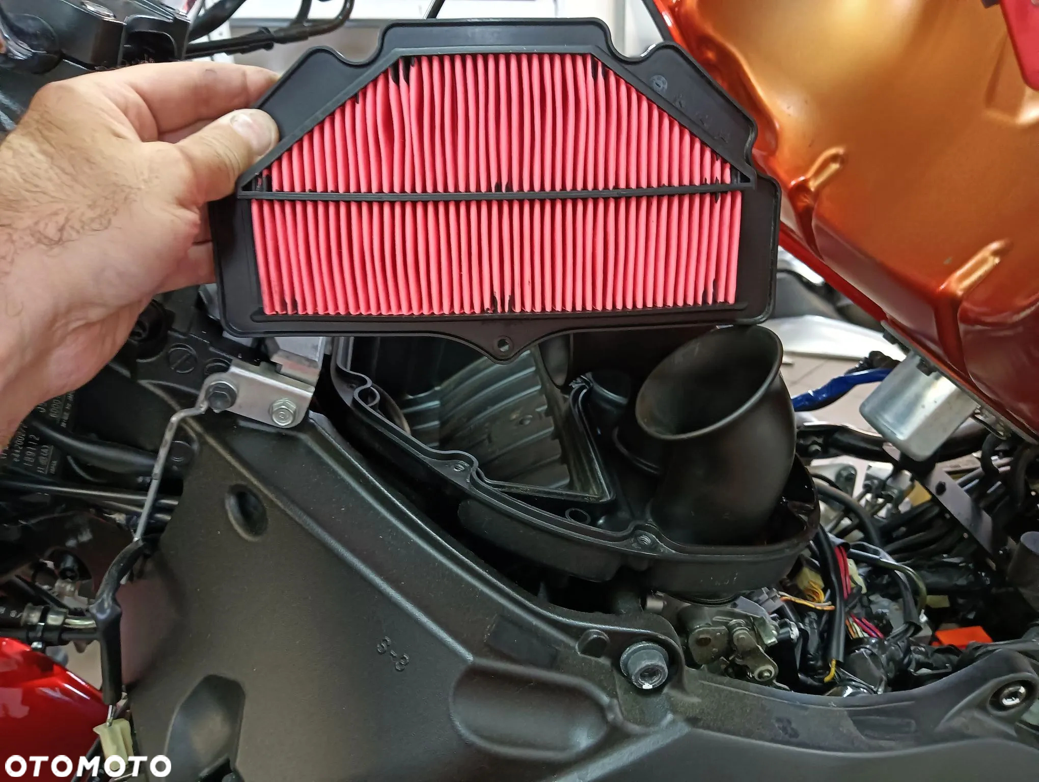 Suzuki GSR - 10