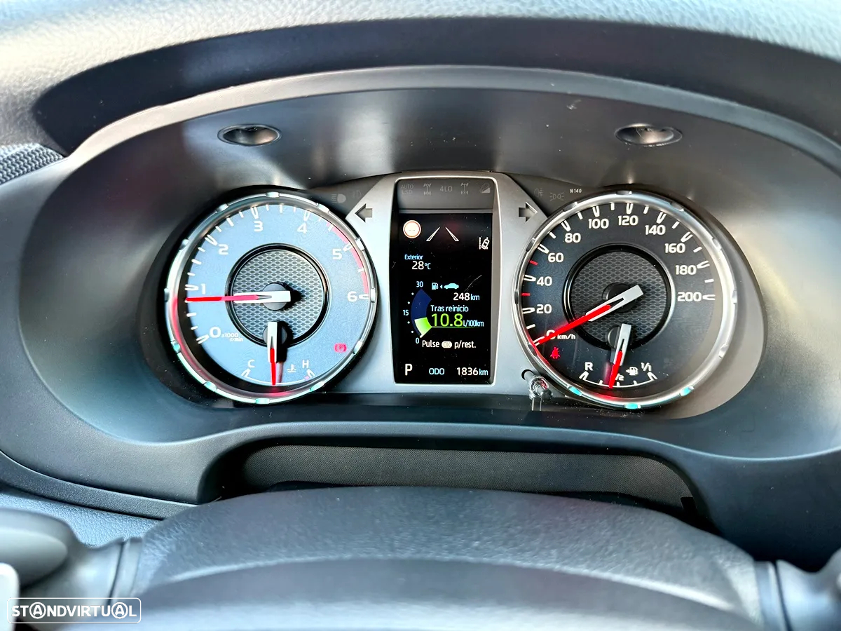 Toyota Hilux 2.8 D-4D 4WD GR Sport - 15