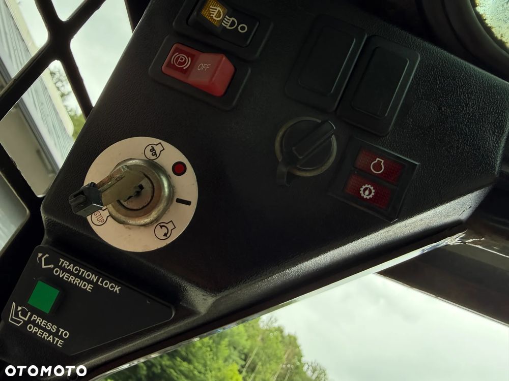 Bobcat S70 Mini-ładowarka 4x4 wózek terenowy. Łyżka! Wyjścia Hydrauliczne pod urządzenia z przodu! 2018 rok prod. 564 MTG. aktualne serwisy DEKRA. Dokumentacja. silnik Kubota 3cyl. Maszyna Jak Nowa z Salonu! Pochodzi z Norweskiego Gospodarstwa! Zero luzów i wycieków. Bardzo mocna i wydajna maszyna o małych gabarytach! Wąska miesci się do najbardziej trudno dostępnych miejsc! Idealna do stajni. OKAZJA TANIO. Szybki i zwinny sprzęt potężna moc - 15