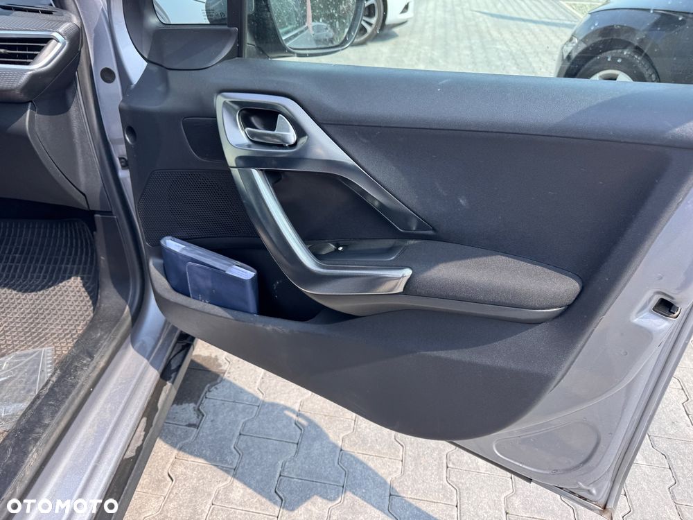 Peugeot 2008 1.2 Pure Tech Allure S&S - 16
