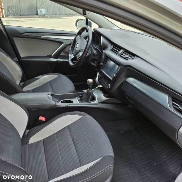 Toyota Avensis 2.0 D-4D Prestige - 24