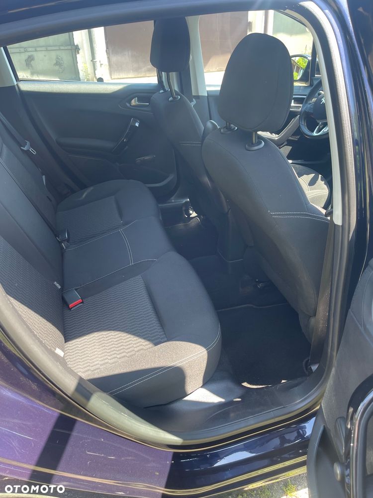 Peugeot 208 - 8