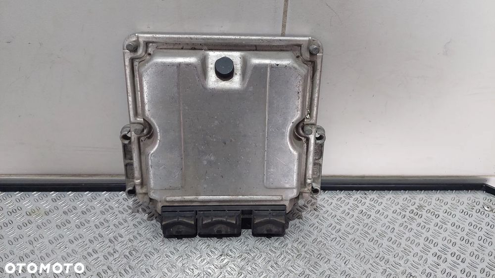 KOMPUTER STEROWNIK SILNIKA 1,6HDI NR 0281011800 - 1