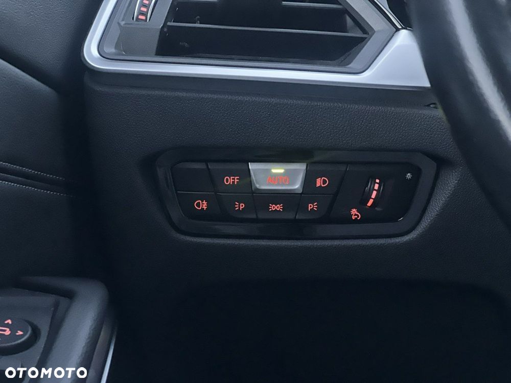 BMW Seria 3 318i Sport Line - 31