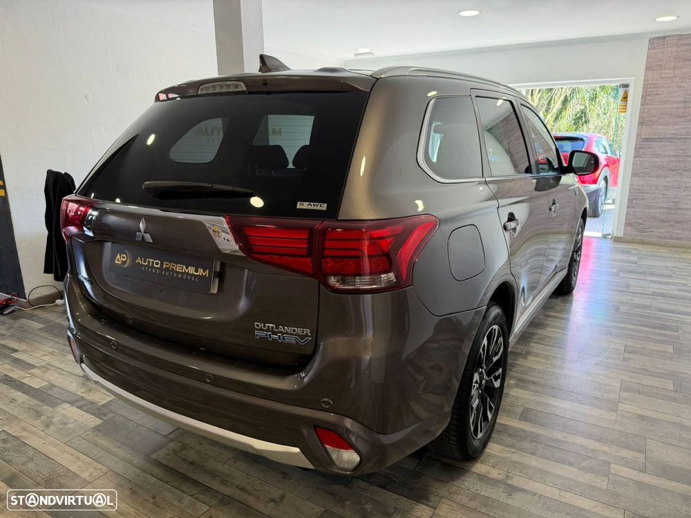 Mitsubishi Outlander 2.0 Instyle Navi - 6