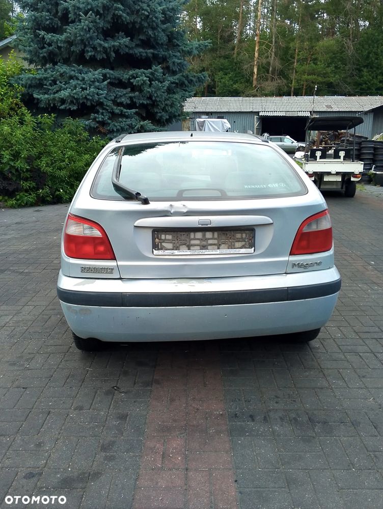 Renault Megane I FL (99-02r.) 1.4 B 95KM. Silnik K4J 714 Skrzynia JC5 107.Cały na części. GWARANCJA !!!  Przód Tył Zestaw Komplet Drzwi Klapa Zderzak Błotnik Maska Grill Atrapa Szyba Pas Lampa Lusterko Boczki Fotel Kanapa Kokpit Deska Rozdzielcza Przełącznik Włącznik Sterownik Przewody Wiązka Instalacja Moduł Komputer Czujnik Listwa Pompa Alternator Wtryski Głowica Rozrusznik Kompresor Sprzęgło Dwumas Silnik Skrzynia ABS Klimatyzacji Paliwa Wspomagania Kolektor Turbina Przepustnica Zawór Chłodnica Koło Hak Belka Sanki Zawieszenie Mcpherson Półoś Amortyzator Wydech Tłumik Zacisk Most - 4