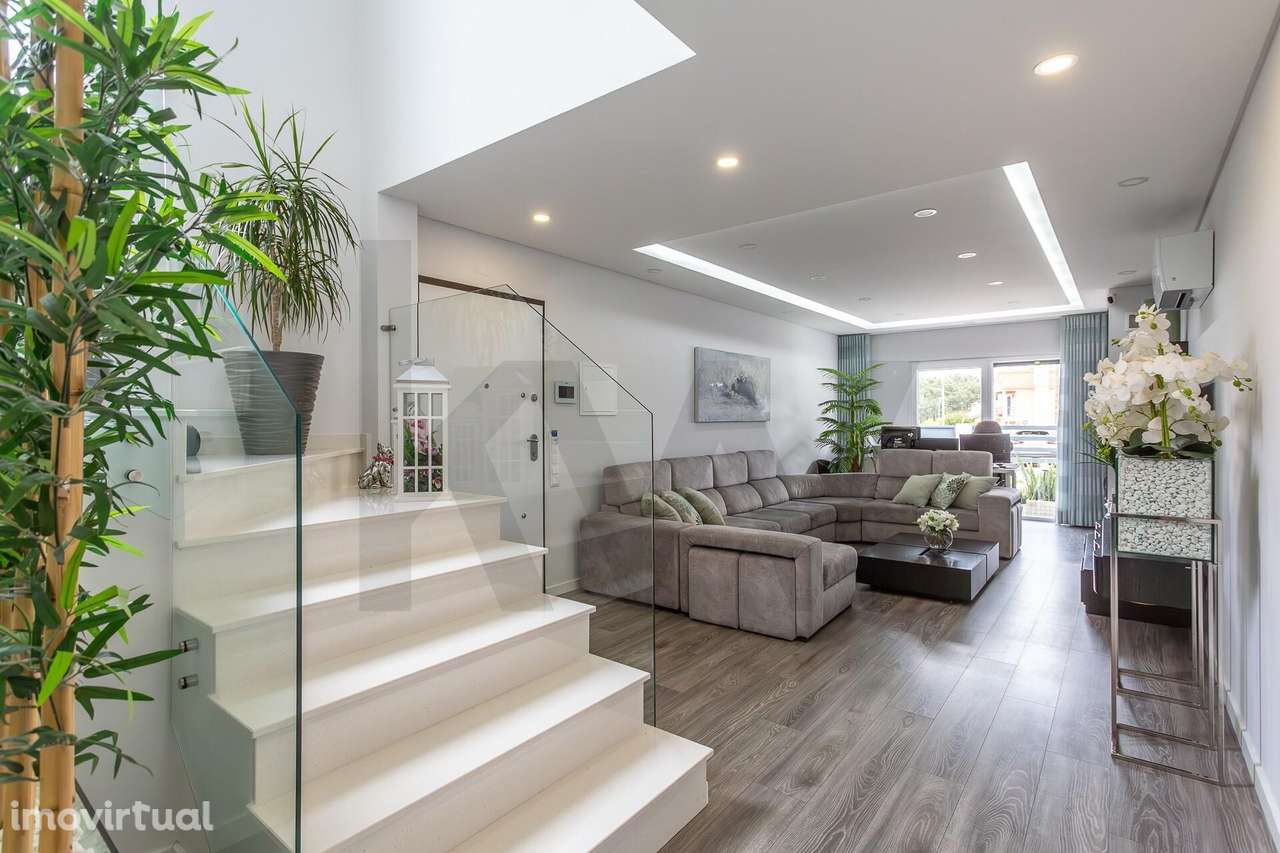 Moradia T4 com Piscina Aquecida e Domótica | Fernão Ferro, Seixal - Grande imagem: 2/60