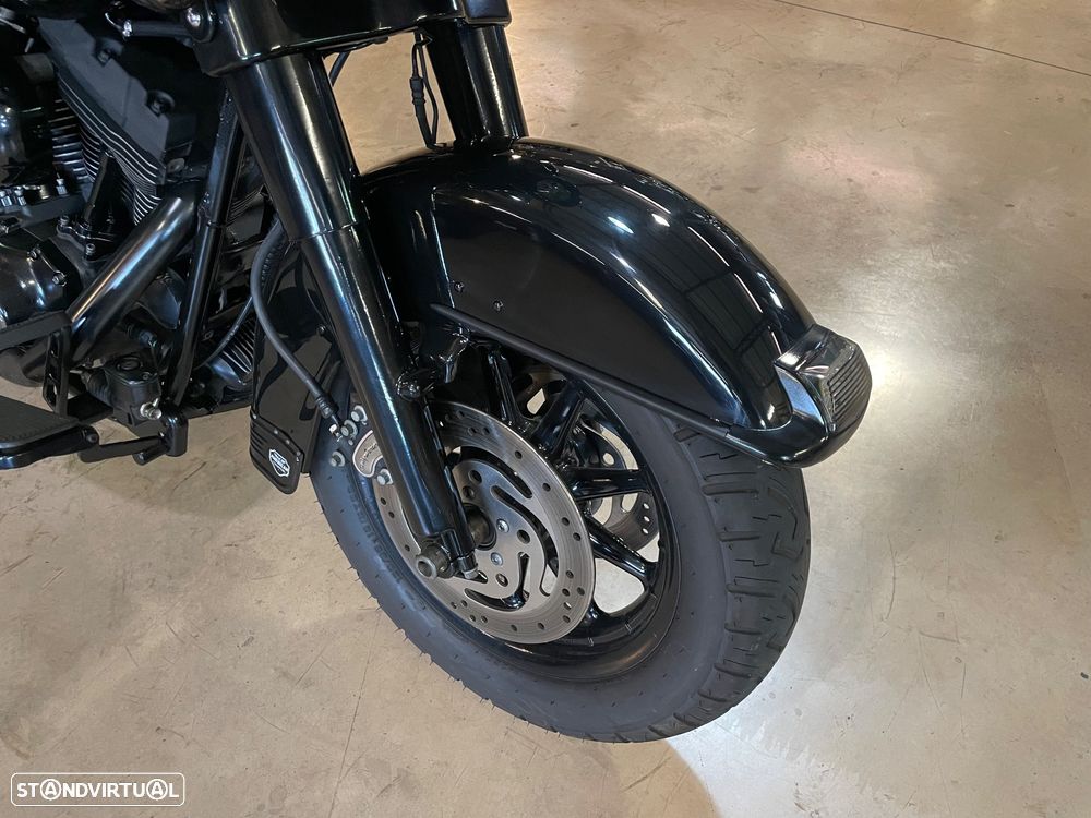 Harley-Davidson FLHT Electra Glide - 8
