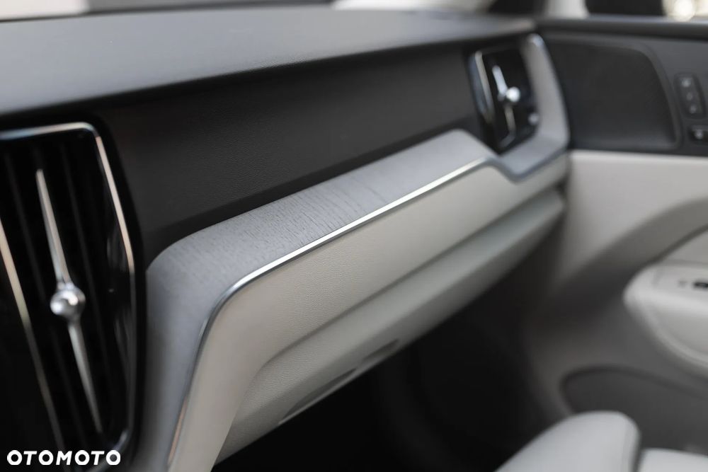 Volvo XC 60 B4 D AWD Plus Bright - 19