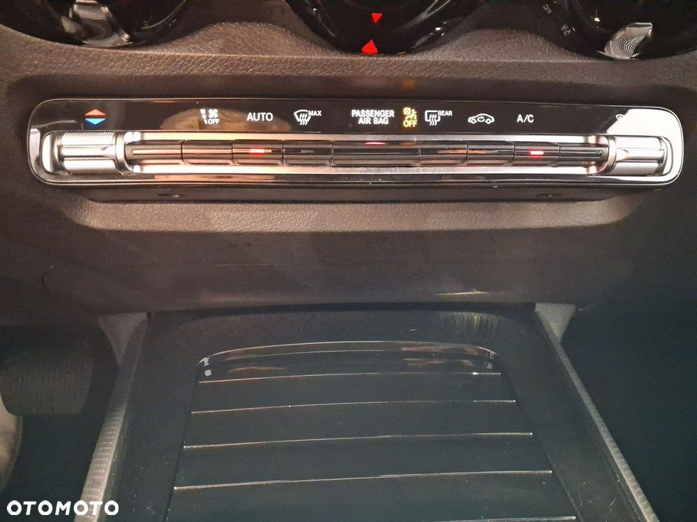 Mercedes-Benz GLB - 24