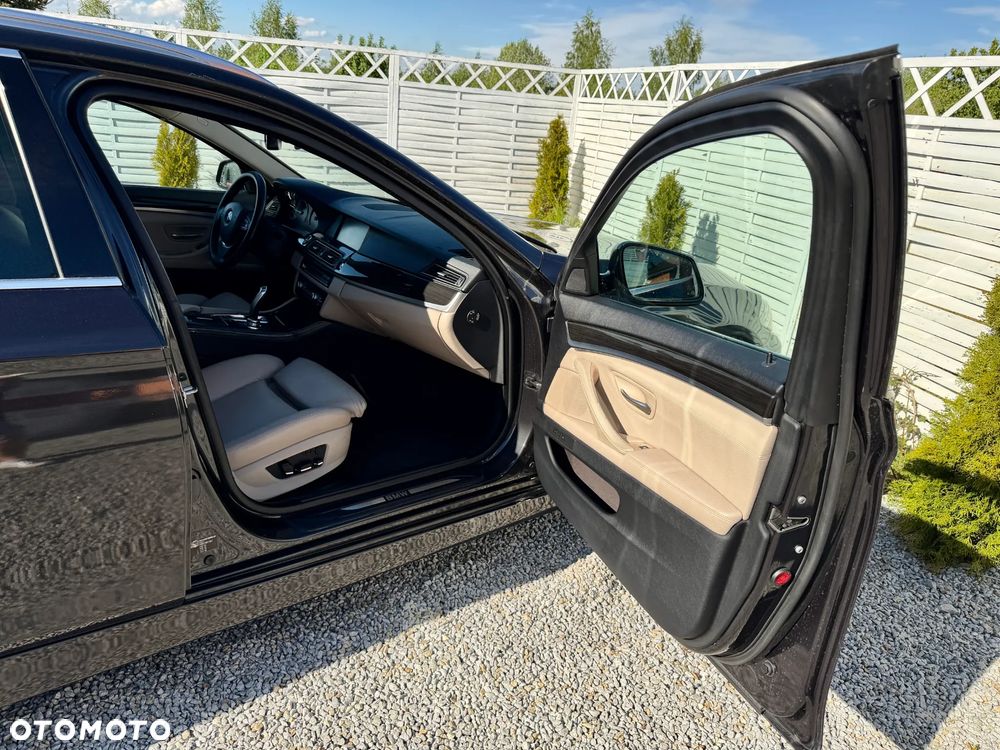 BMW Seria 5 525d - 34