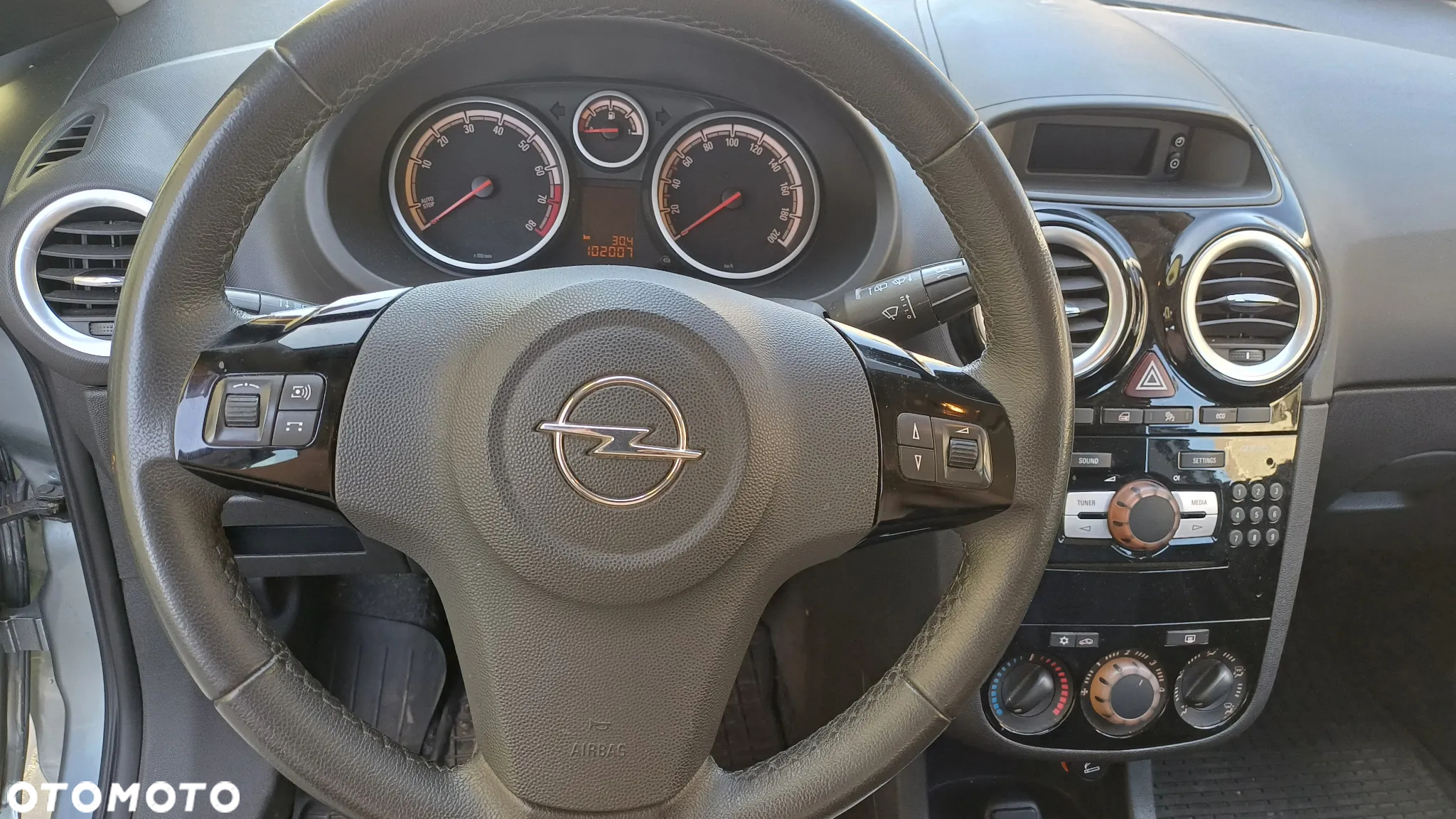 Opel Corsa 1.4 16V Cosmo - 11