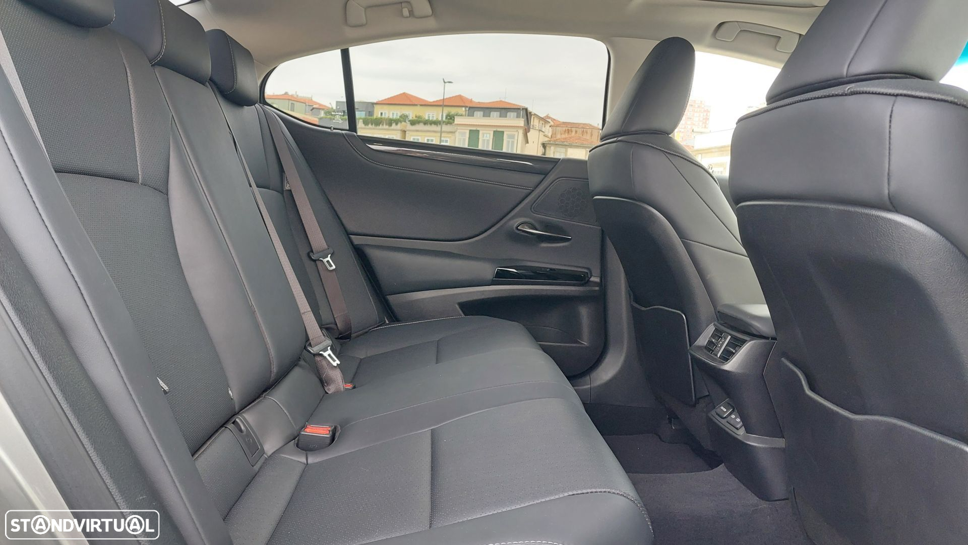 Lexus ES 300h Sport - 11