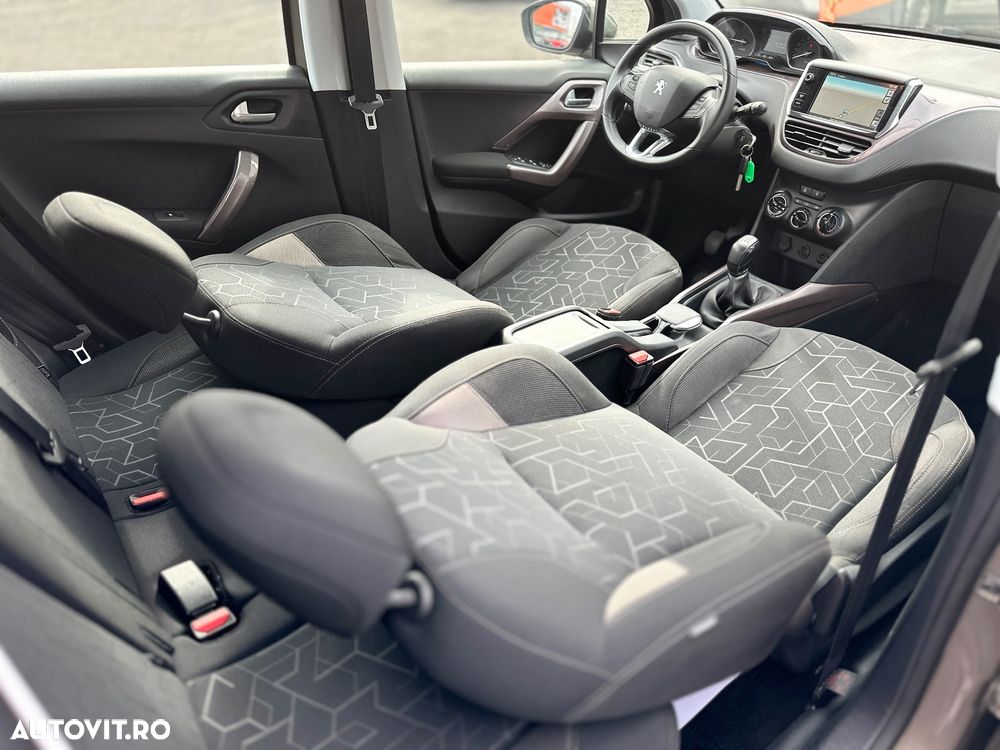 Peugeot 2008 1.2 L PureTech Allure - 5