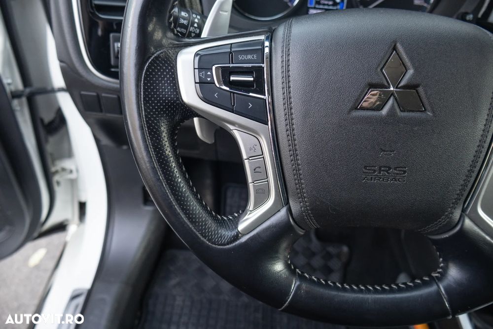 Mitsubishi Outlander - 12