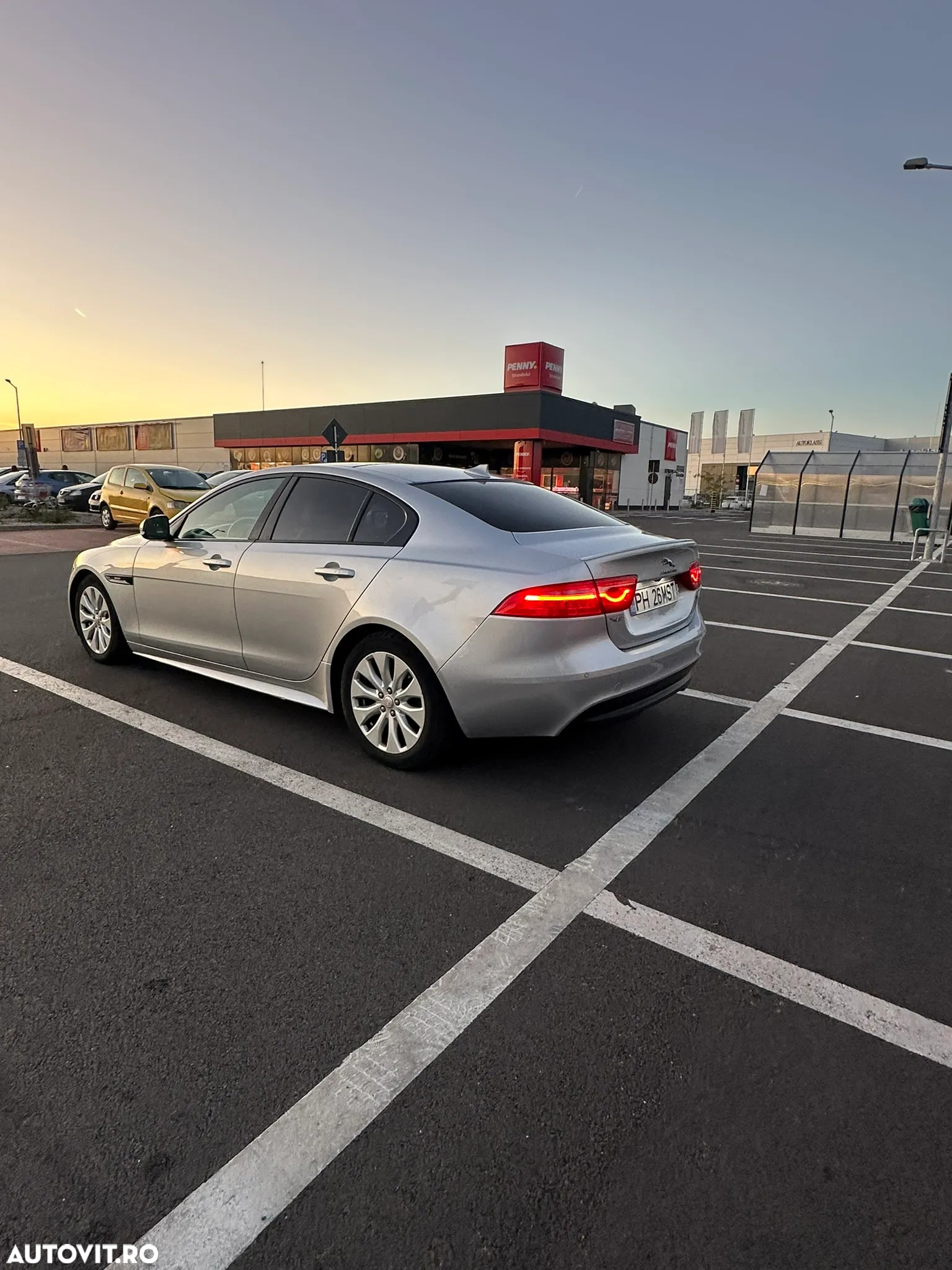 Jaguar XE 2.0 R-Sport - 8