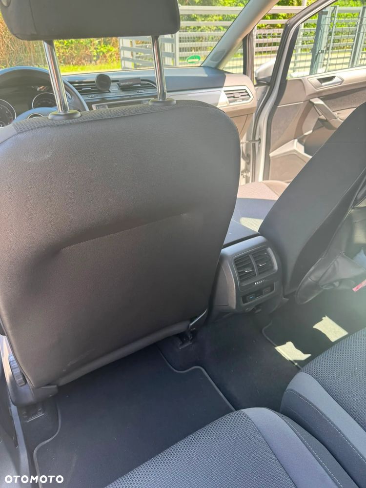 Volkswagen Touran - 12
