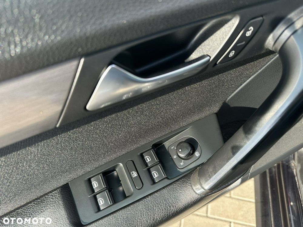 Volkswagen Passat Variant 2.0 Blue TDI SCR Comfortline - 26