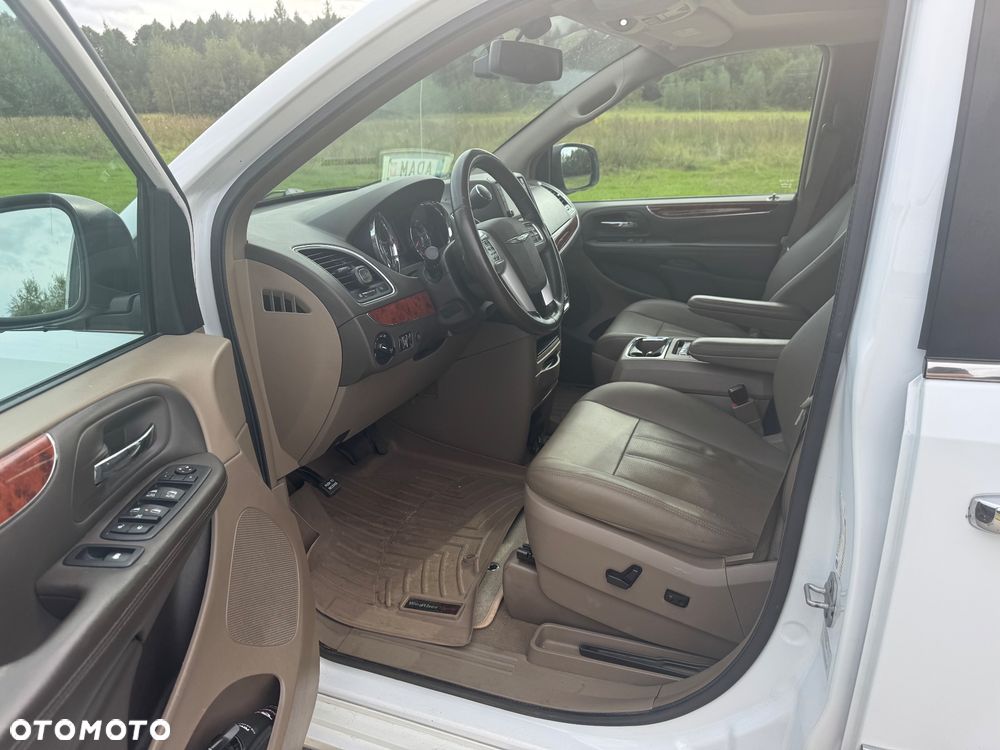 Chrysler Town & Country - 19