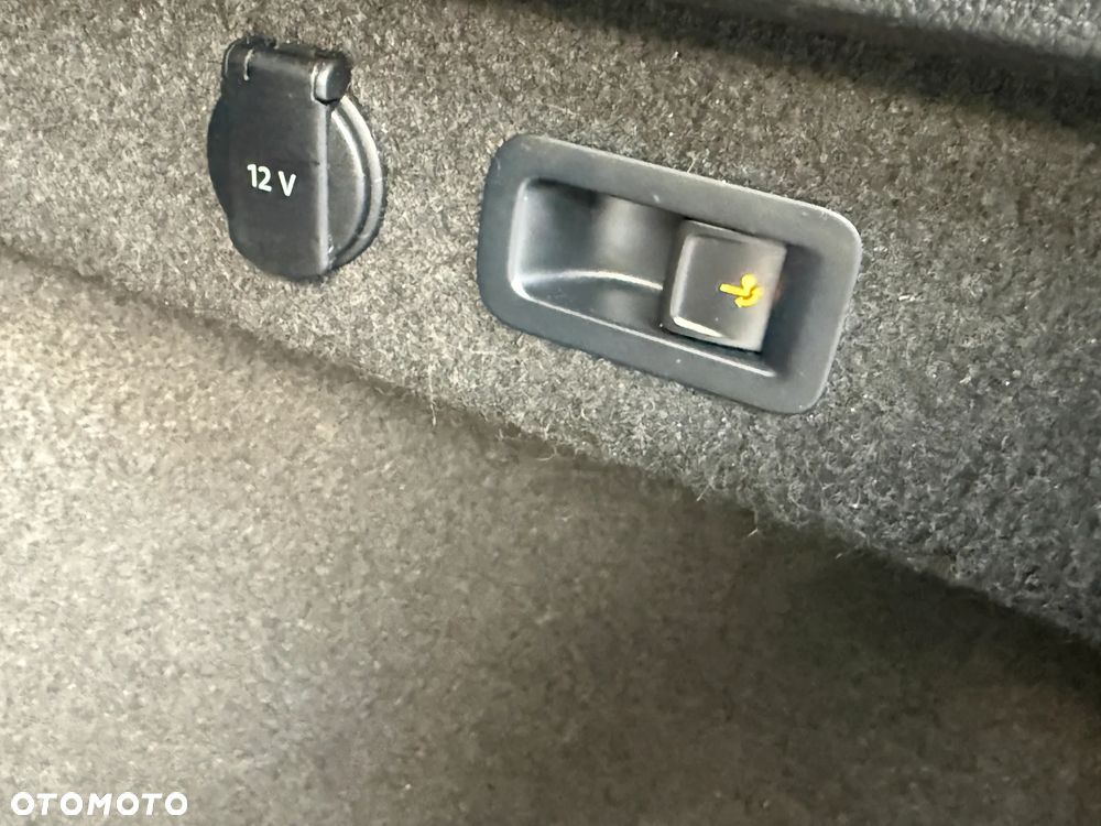 Volkswagen Passat Variant 2.0 TDI SCR DSG 4Motion Business - 25