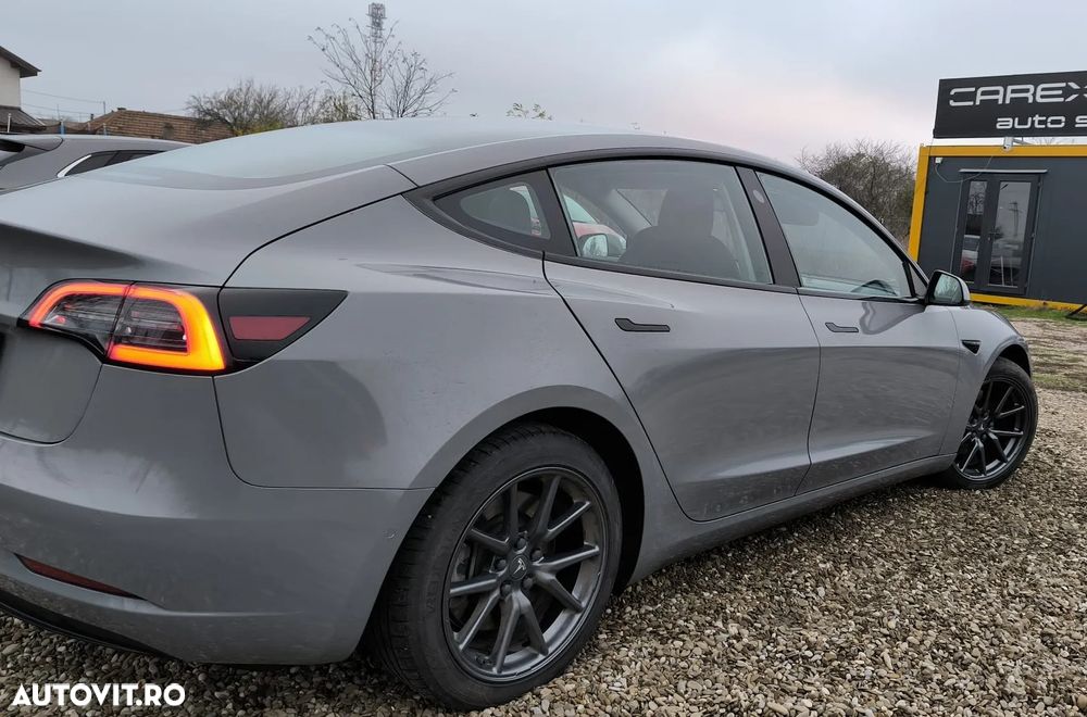 Tesla Model 3 - 7