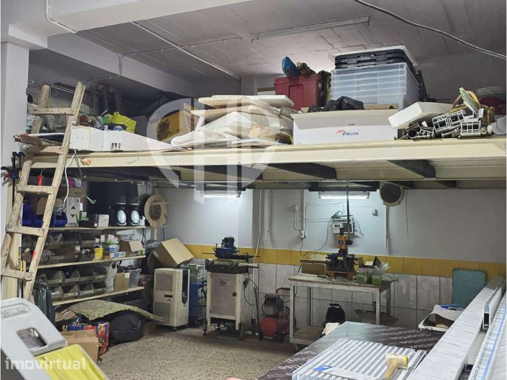 Garagem Fechada com 63,70 m², Casa de Banho e Portão Automático | M... - Grande imagem: 2/5