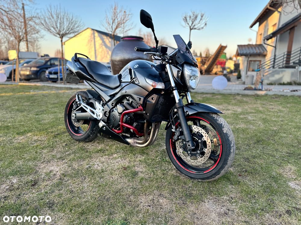 Suzuki GSR - 2