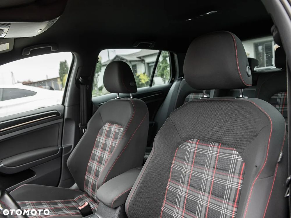 Volkswagen Golf - 18