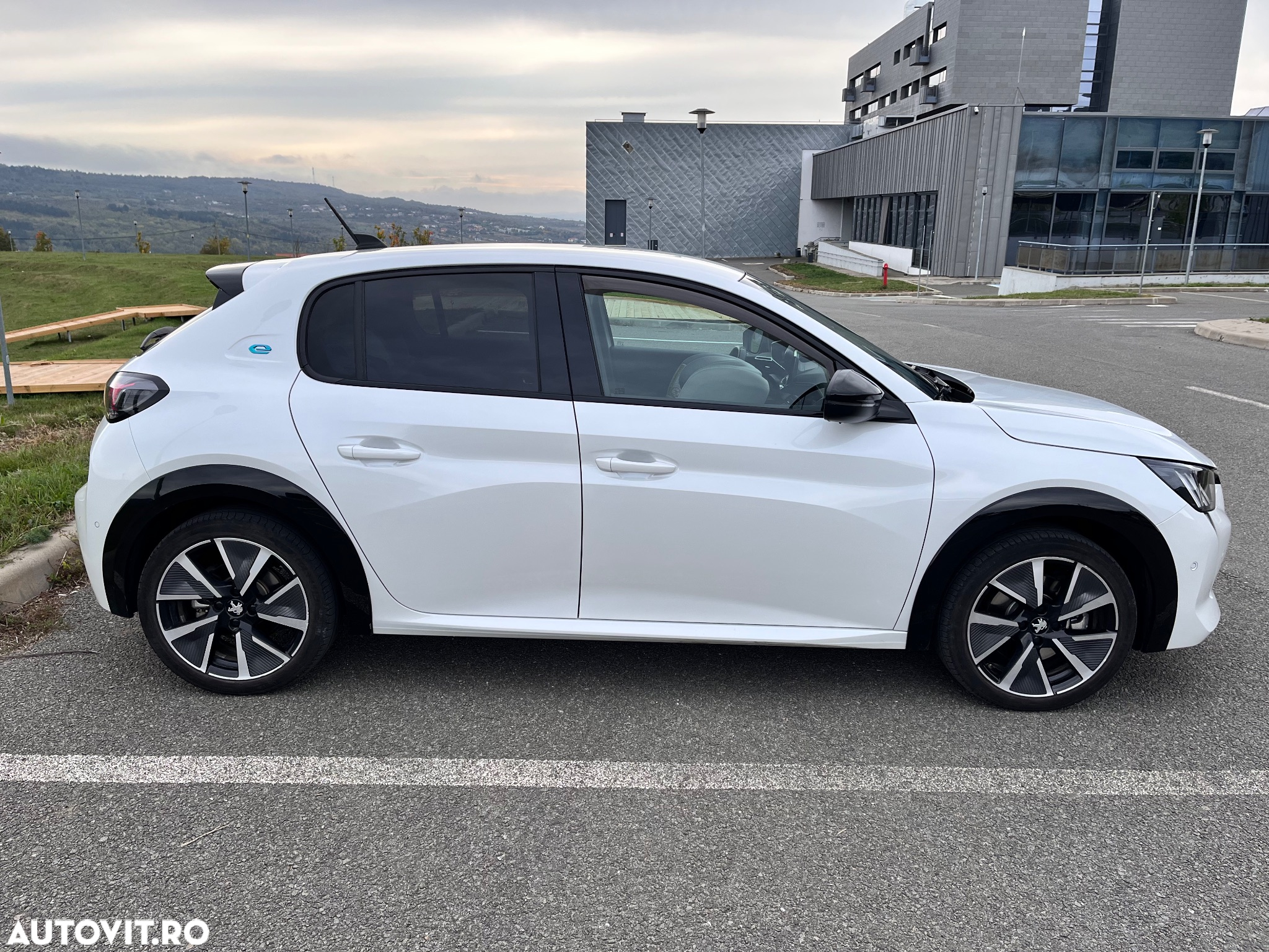 Peugeot 208 e-208 GT - 6